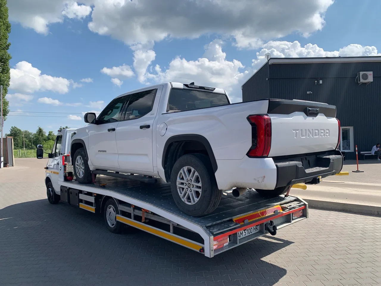 Перевезення пікапа Toyota Tundra — евакуатор Бердичів