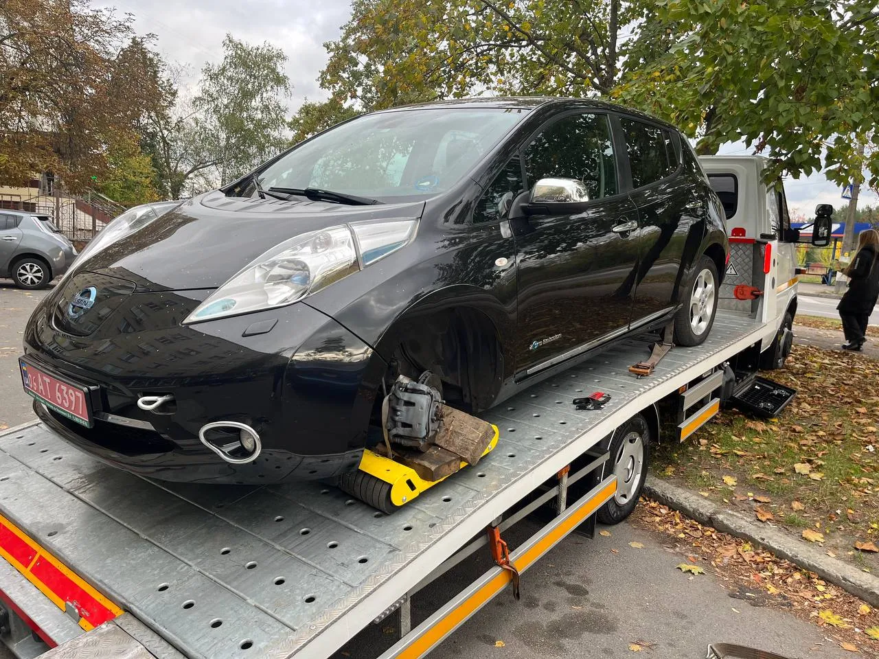 Чуднів — евакуація Nissan Leaf з пошкодженим колесом