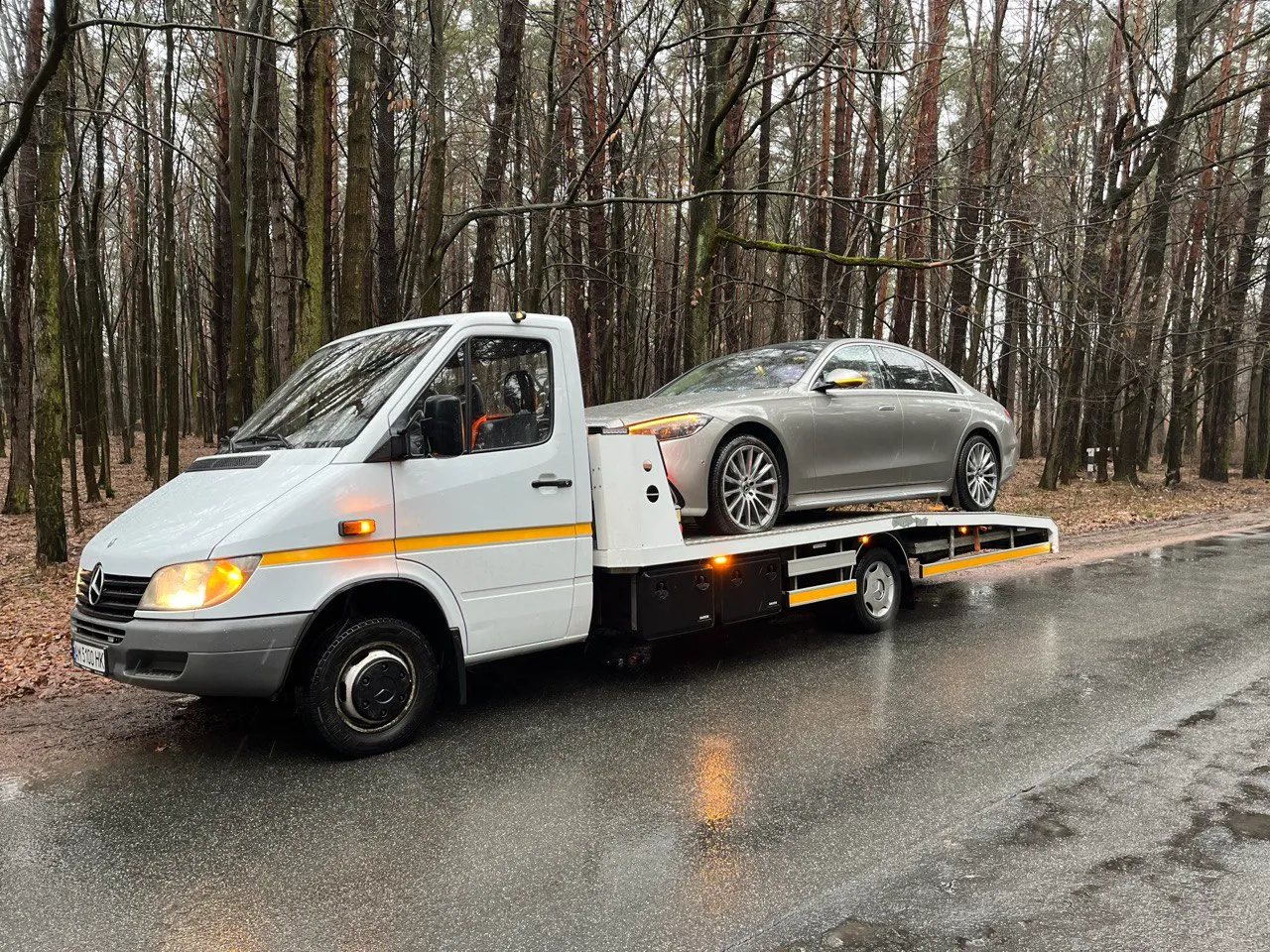 Коростишів — евакуатор для Mercedes S-Class у дощ