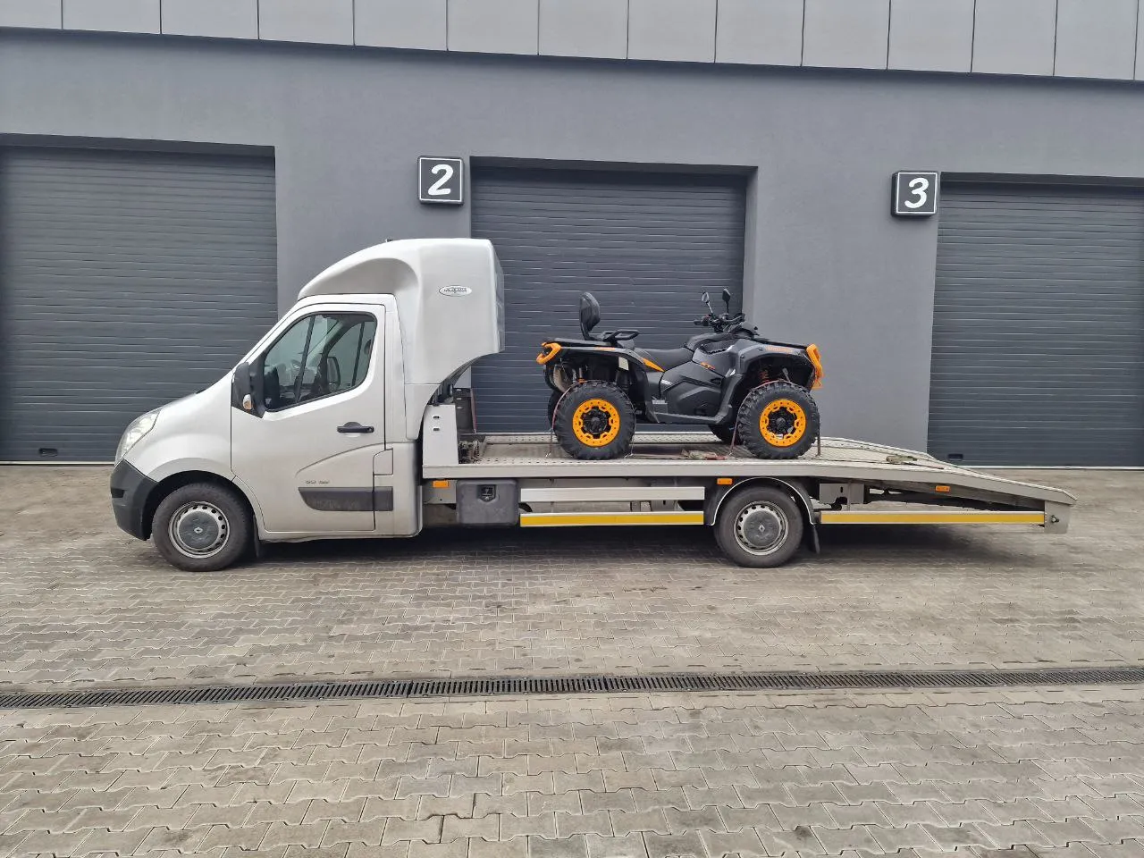 Перевезення квадроциклів на евакуаторі — низька платформа