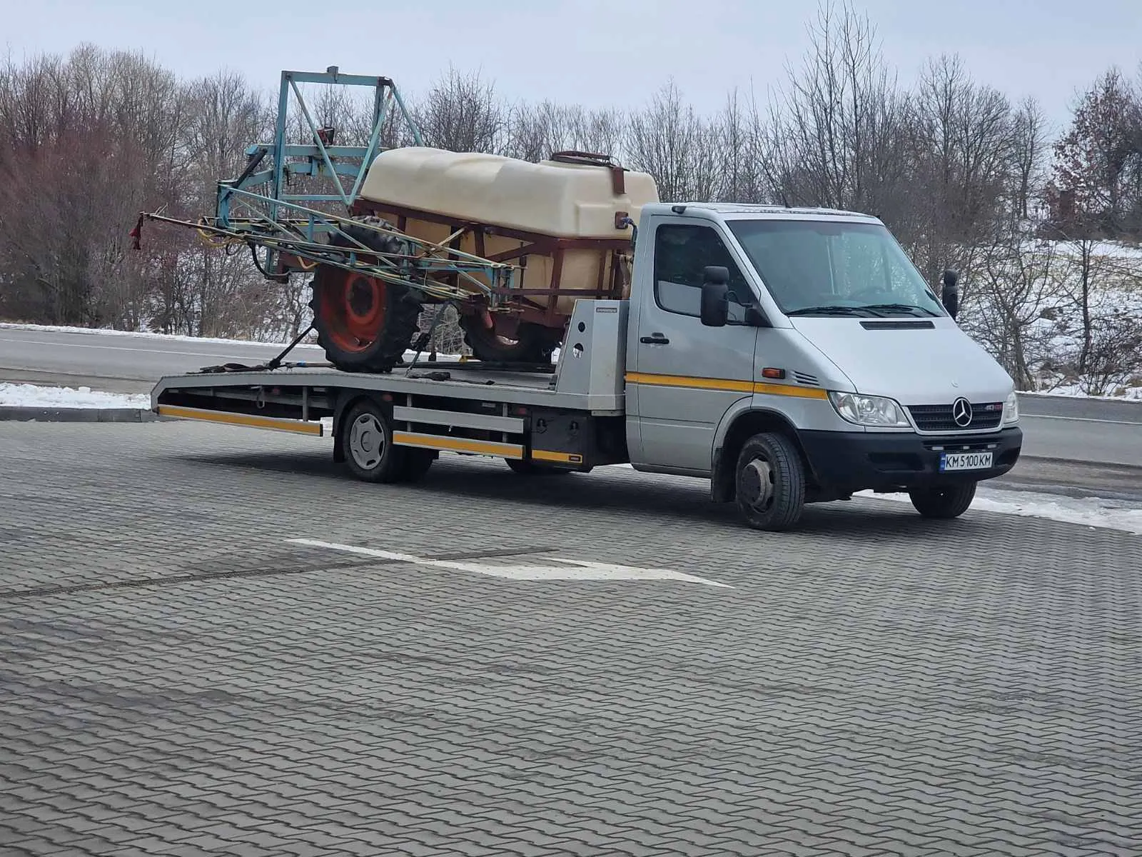 Перевезення сільгосптехніки — обприскувач на евакуаторі