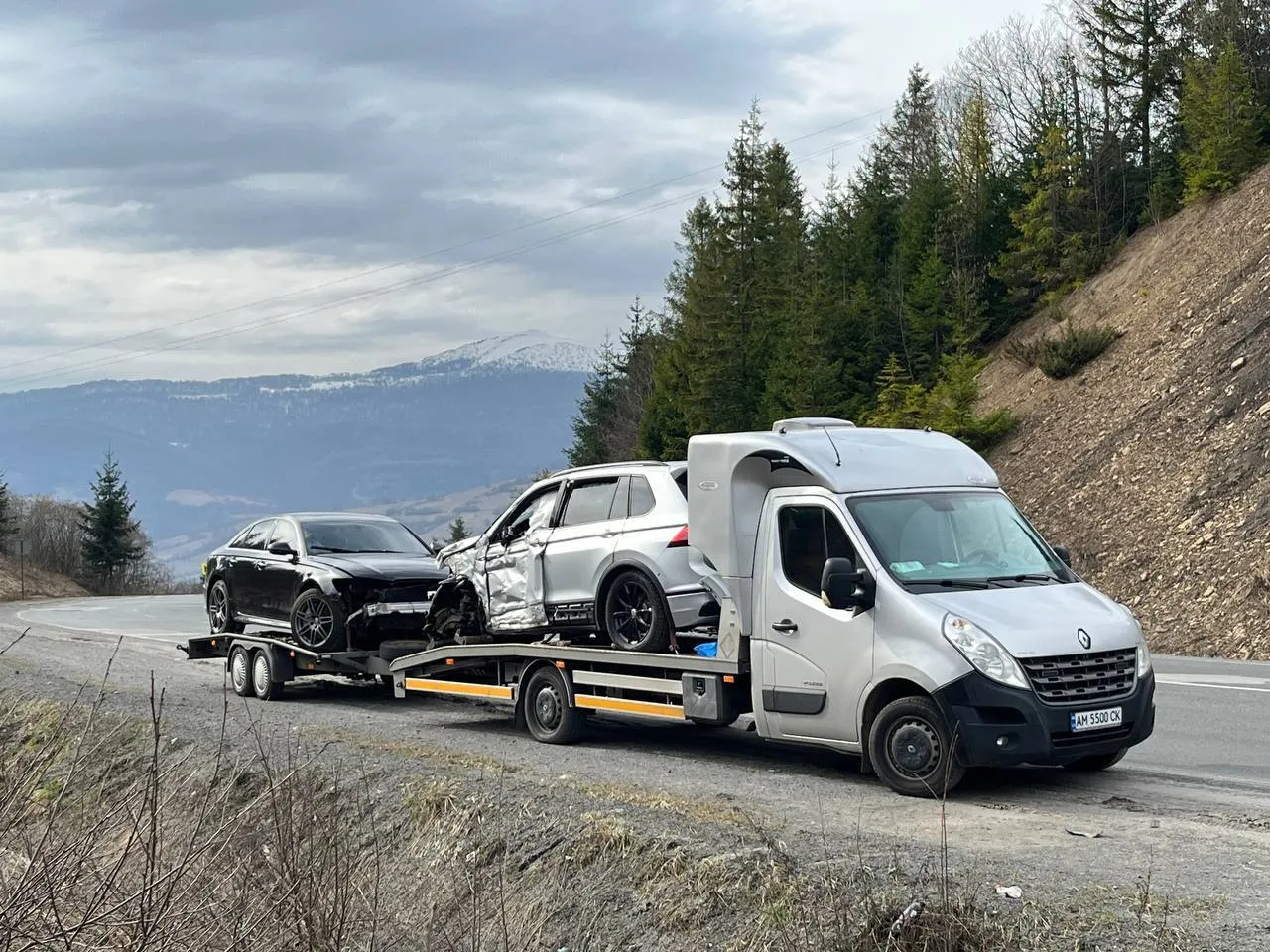 Евакуатор після серйозного ДТП — перевезення двох авто