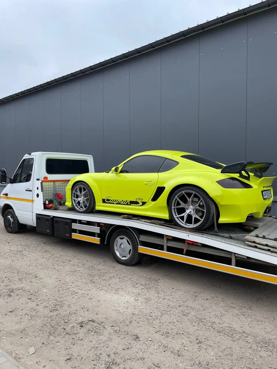 Евакуація спорткара Porsche Cayman S на низькій посадці