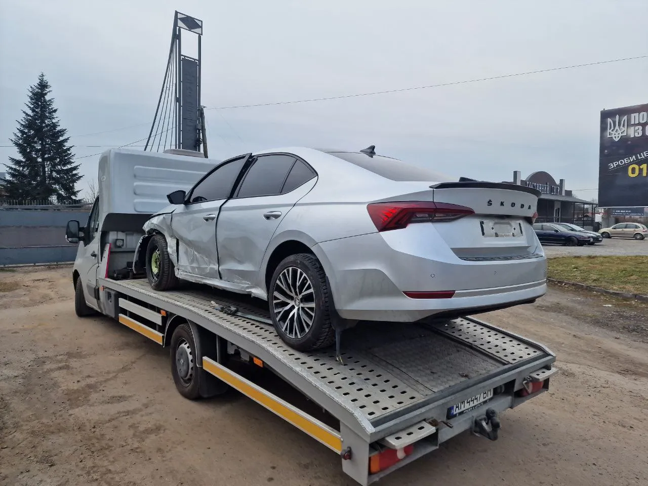 Евакуатор після ДТП — пошкоджена Skoda на платформі