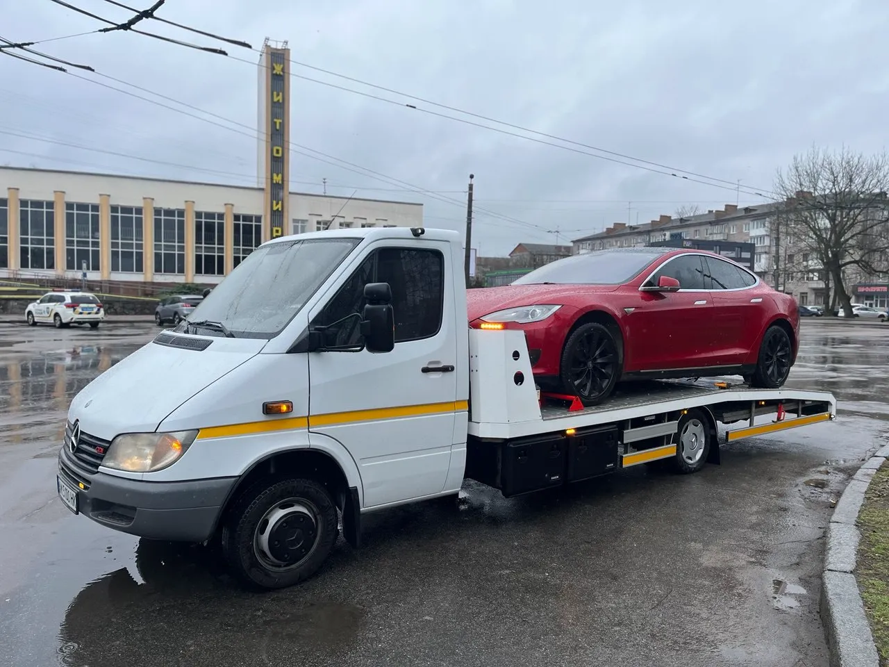 Перевезення Tesla у Житомирі — евакуатор на платформі