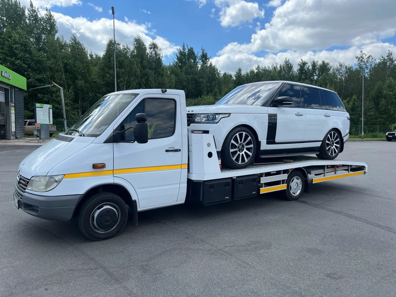 Евакуатор Житомир — перевезення Range Rover на платформі